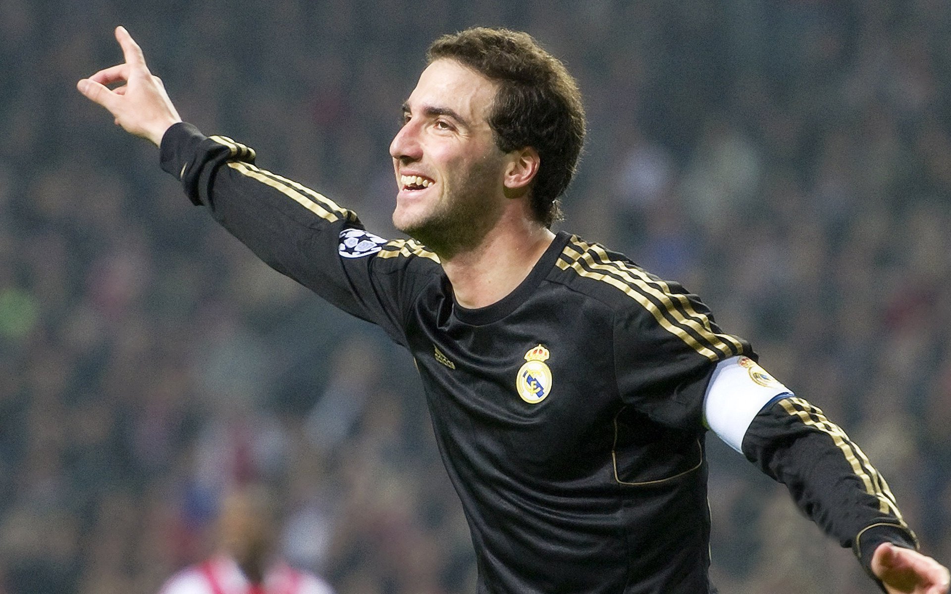 冠军球队球员携手社区开启青少年体育新篇章